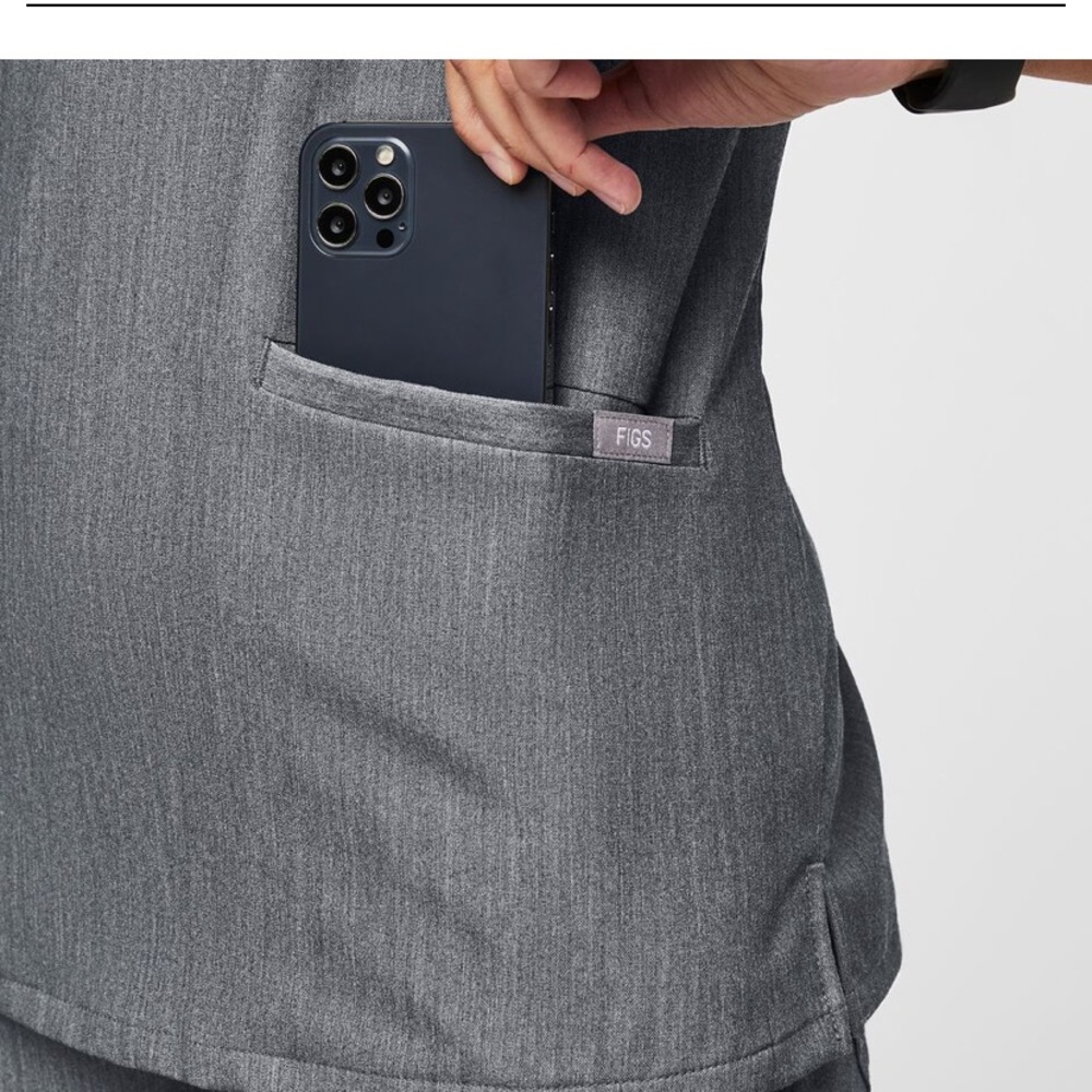 Casma™ Three-Pocket Scrub Top